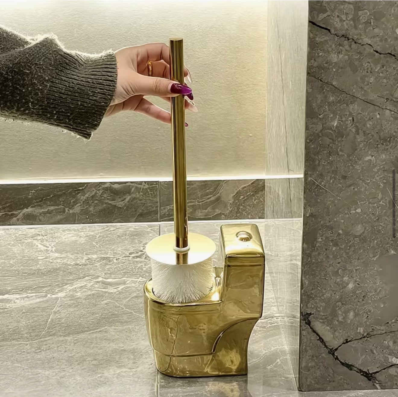 Golden Elegance Toilet Brush - Aura Banho's Luxurious Bathroom Essential