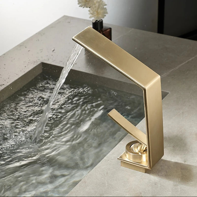 Luxo contemporâneo escovado ouro bacia de água quente & fria torneiras misturadoras pia do banheiro cachoeira bico mistura lavatório metal torneiras